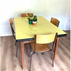 Table formica jaune